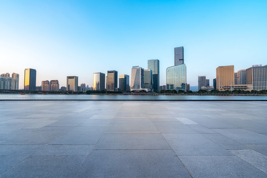 城市道路和金融区建筑