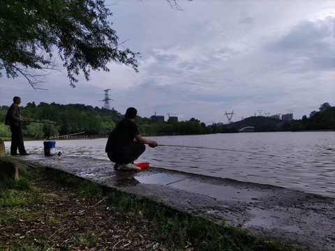 湖边垂钓