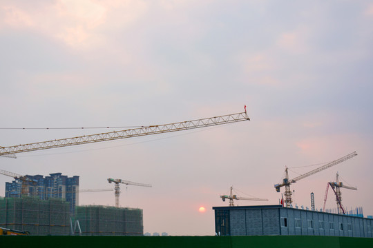 成都东安湖建设工地落日晚霞