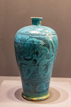 孔雀蓝釉人物梅瓶