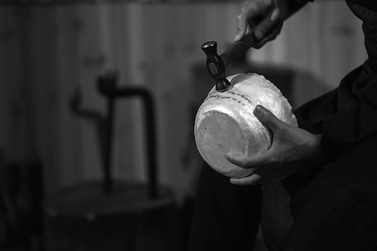日本纯手工银壶锻打过程照片