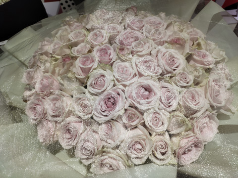 一大捧粉色玫瑰花