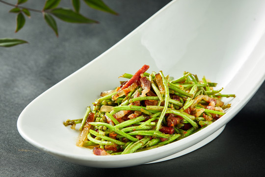 野藜蒿杆炒腊肉