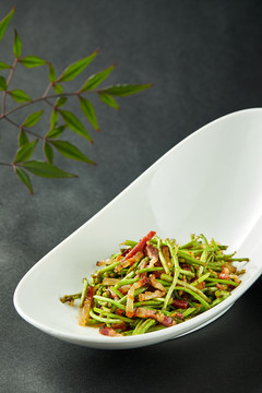 藜蒿杆炒腊肉