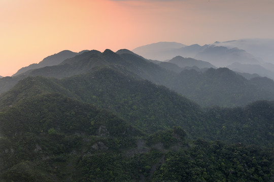 山峰山雾