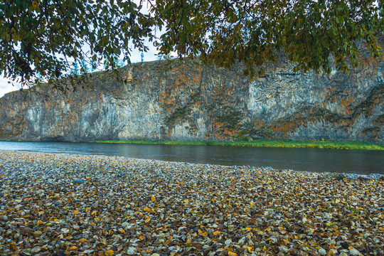 河流河滩山壁岩画