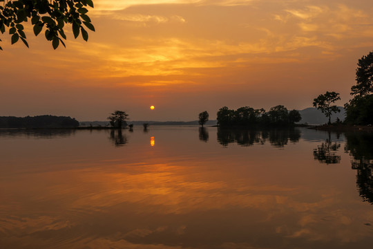 超广角湖上落日图片