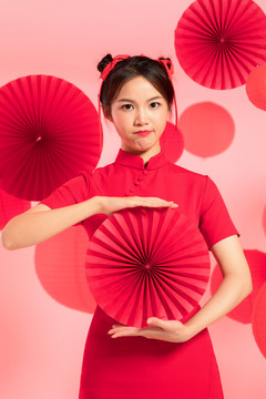 穿着红旗袍的亚洲年轻女孩