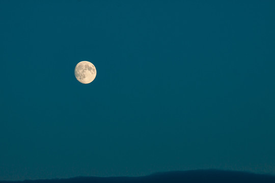 夜晚月亮圆月