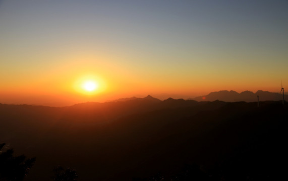 山峦日出朝阳