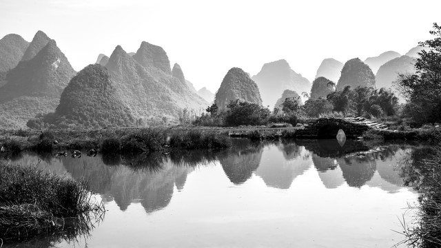 黑白水墨桂林山水