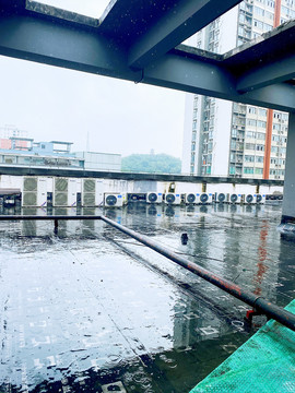 下雨的楼顶景色