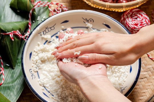 包粽子的过程洗糯米