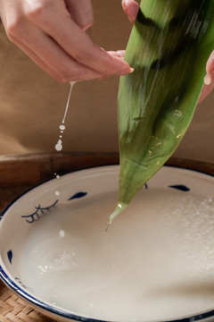 包粽子的过程洗箬叶
