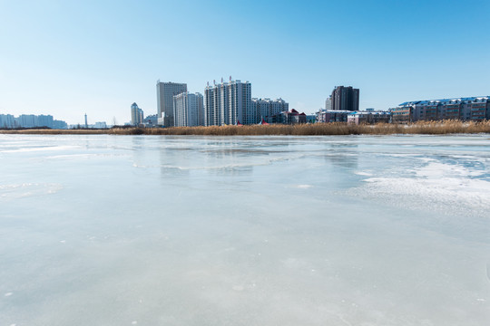 城市河面结冰
