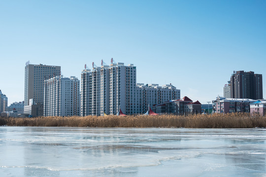 冬季河流高层建筑
