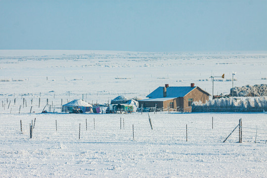 冬季雪原牧民民居蒙古包