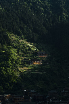 半山坡上的村落