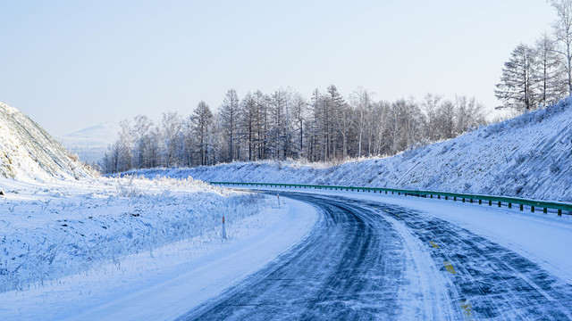 林区冰雪山路