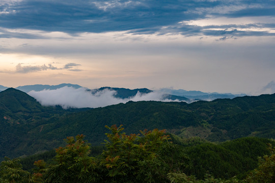 云海下的山