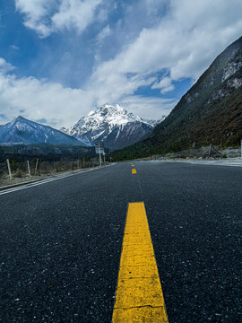 通向雪山的路