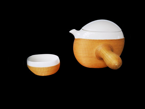 竹编的茶壶和茶杯