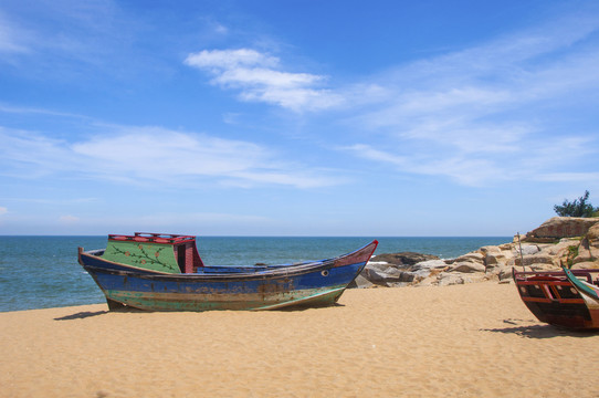 沙滩停靠的木船