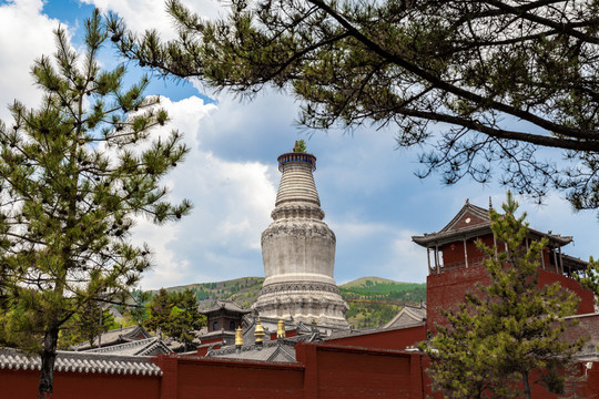 五台山寺庙古建筑蓝天白云