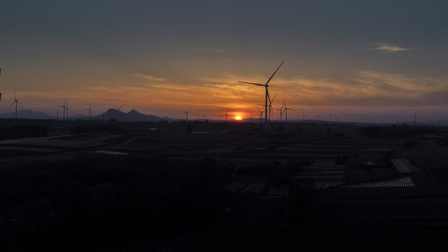 航拍夕阳下的风力发电