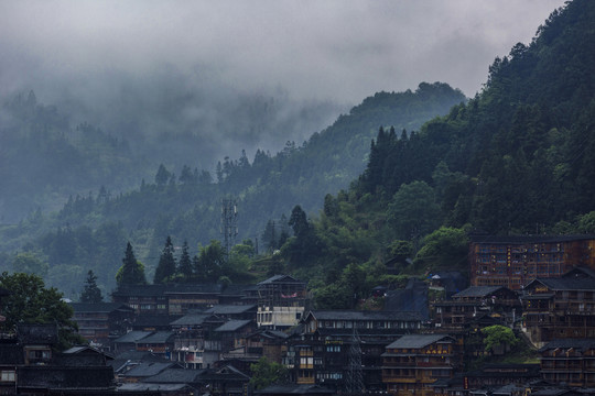 烟雨蒙蒙的苗寨村落