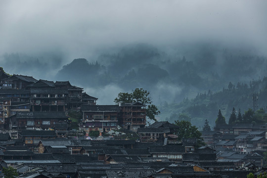 高山云雾苗寨村落