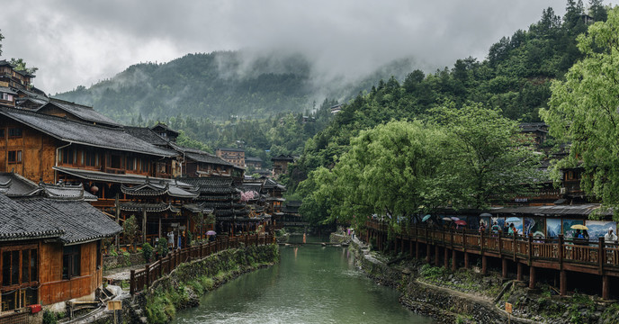 烟雨蒙蒙的苗寨