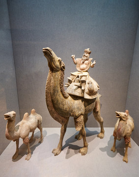 彩绘陶胡人骑骆驼俑