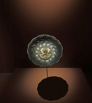 鎏金海兽水波纹银碗