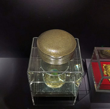 鎏金石榴花纹银盒