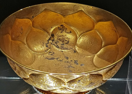 鸳鸯莲瓣纹金碗