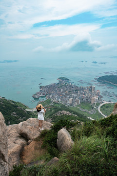 海边旅行悬崖上的女孩