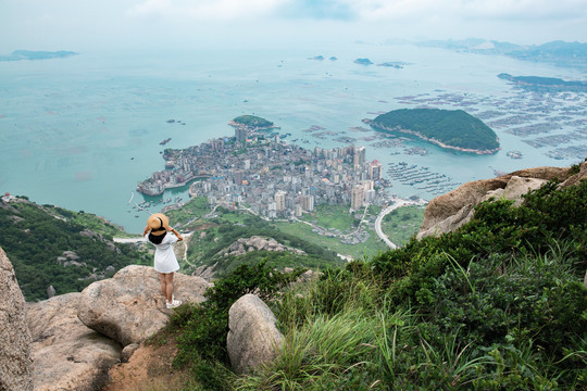 海边山上看风景的女孩