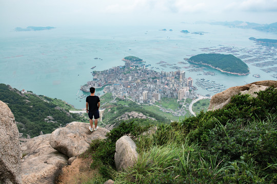 悬崖上看风景的男人