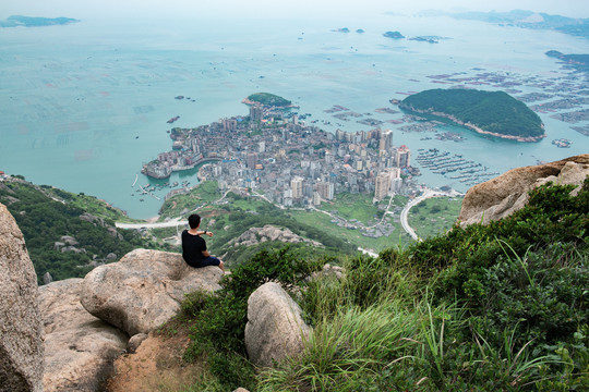 海边大山上看风景