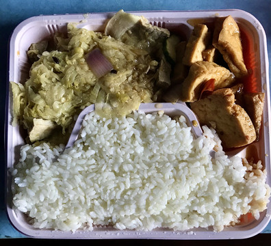 酸菜炖肉豆腐泡米饭