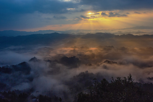 群山霞光