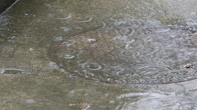 下雨积水城市排水下水道水井