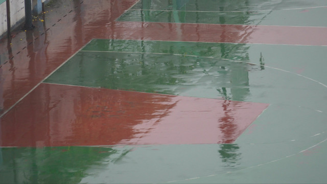 雨中篮球场体育场