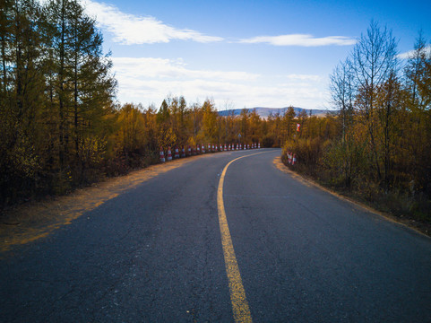 秋季公路弯道