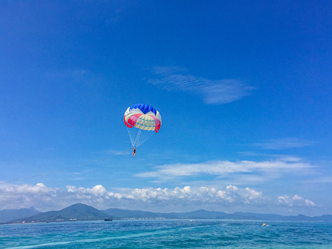 海滩滑翔伞