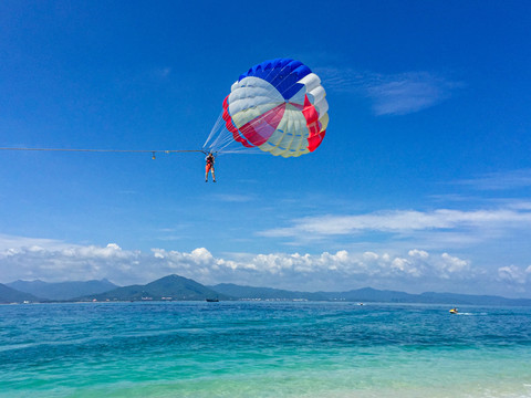 海滩滑翔伞