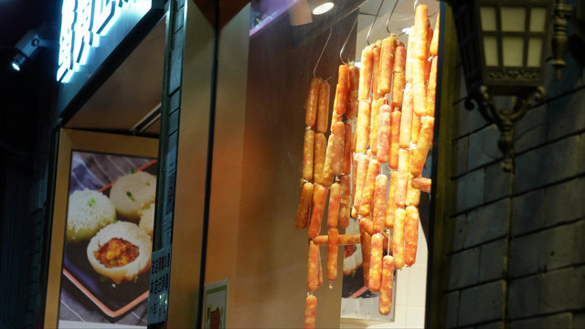橱窗里悬挂的烤肠香肠