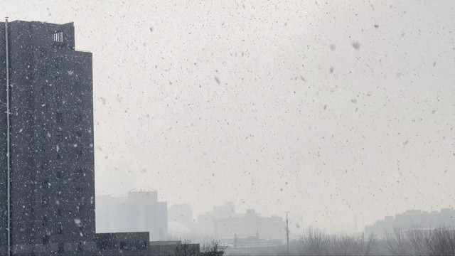 冬季里的城市灰色下雪雪中楼宇