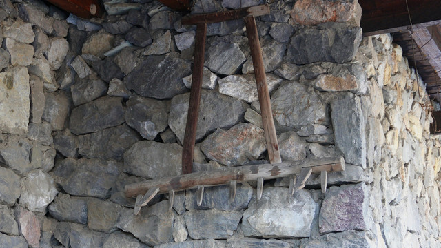 苗族苗寨生产工具农具石磨